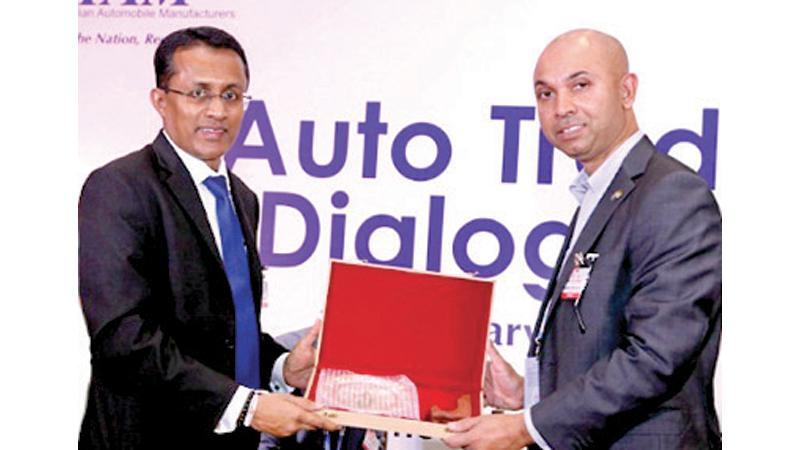 Charaka Perera (on right) receives a token of appreciation from Snr. VP, VE Commercial Vehicles, Bhagwan Bindiganavile