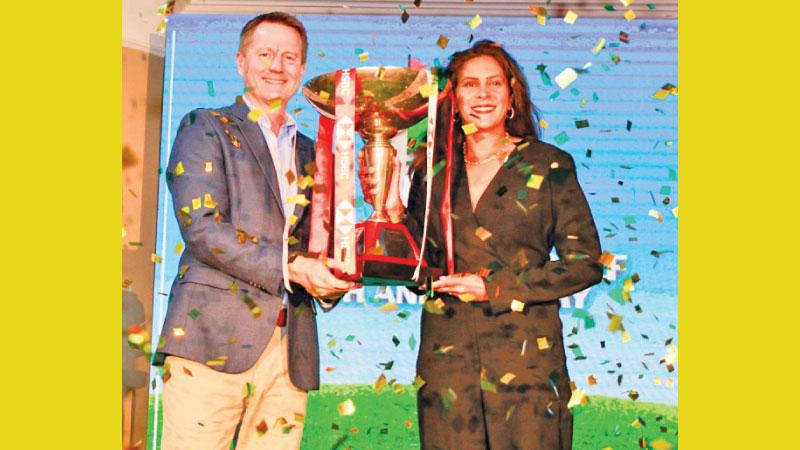 Shayanika Fernando (right) receiving the overall winner’s trophy from the CEO of HSBC James Rebert