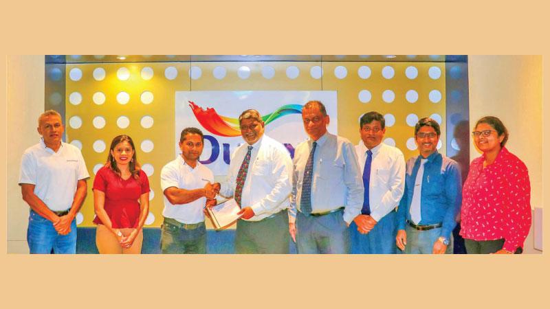 After signing the contract. From left: AkzoNobel Sri Lanka MSU Director Wasantha Heenatigala, Brand Manager Wathsala Weeratunge and Head of Marketing Upendra Gunawardhana with SOS Children’s Villages Sri Lanka National Director Divakar Ratnadurai, Deputy National Director Kirthi Hettiarachchi, National Youth Care Director Janaka Wijekoon, Director, Fund Development and Communication, Gayantha Dalpadado and Assistant Director, Corporate Partnerships, Nipunika Ruhunage.