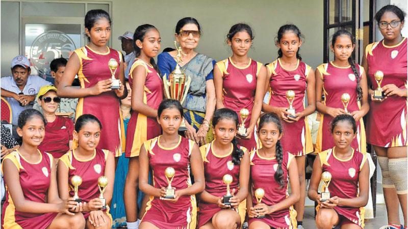 School winners Siri Piyarathane, Padukka team comprising Madu Dilshani, Nisansa Oneja, Nindusaran Sewmini, Dinuthi Methsanali, Chalani Yasakalani, Wichiri Nulanga, Tharushi Dhanansha, Raini Roshana, Kanrim Thakshila, Rishona Nayanathara and Vinodani Dilrukshi