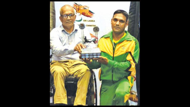 Captain of the Gajaba Regiment Rowing Club team receiving the award from the chief guest Maj. Gen. Rajitha Ampemohotto