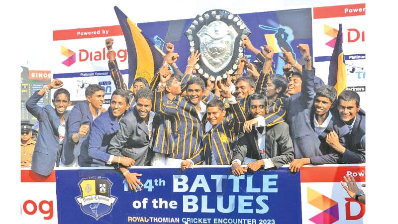 The Royal College side comprising skipper Dasis Manchanayake, Rehan Peiris, Sineth Jayawardena, Ovina Abanpola, Uvindu Weerasekera, Ramiru Perera, Sandesh Ramanayake, Sanvidu Senaratharachchi, Ranuka Malaviarachchi, Bulan Weeratunga, Dan Poddiwela and Nethwin Dharamratne celebrate winning the DS Senanayake Challenge Shield by beating S. Thomas’ College in their 144th Battle of the Blues cricket encounter at the SSC ground in Colombo yesterday. (Pix by Chinthaka Kumarasinghe and Sudath Nishantha)