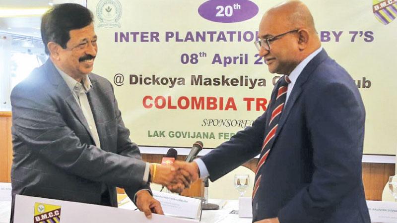 AL Balashanmugham (left) Chairman/MD of Lak Govijana Fertilisers presenting the sponsorship cheque to Manjula Samarakoon the Tournament Convener of DMCC (Pic by Sudath Malaweera)