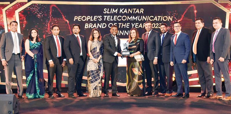 The Dialog team with the award