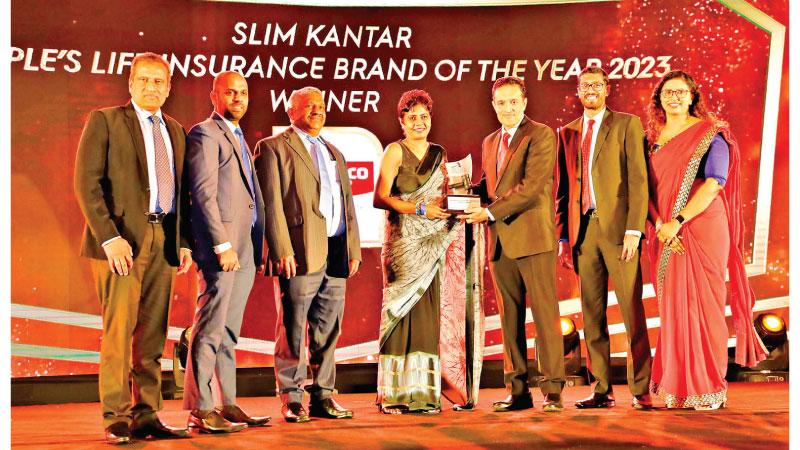 Representatives of Ceylinco Life and the Company’s Marketing team led by General Manager, Marketing, Samitha Hemachandra (third from right) receive the award.