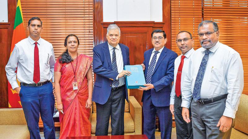 Central Bank Governor Dr. Nandalal Weerasinghe and senior officials handing over the Annual Report to President Ranil Wickremesinghe at the Presidential Secretariat yesterday. Treasury Secretary Mahinda Siriwardena was present.