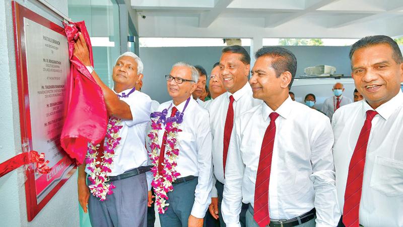 (Above) Ceylinco Life Chairman R. Renganathan and Managing Director and CEO Thushara Ranasinghe (extreme left and second from left) accompanied by directors and members of the Company’s senior management open the Matale branch building,
