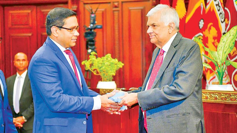 President Ranil Wickremesinghe presents an award