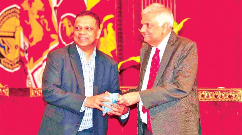 President Ranil Wickremesinghe presents the award to HNB Managing Director and CEO Jonathan Alles