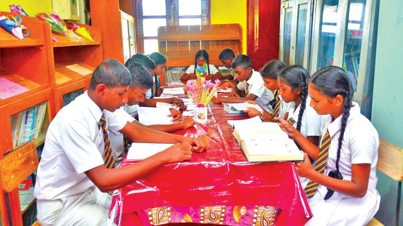 The students reading books donated by Allianz