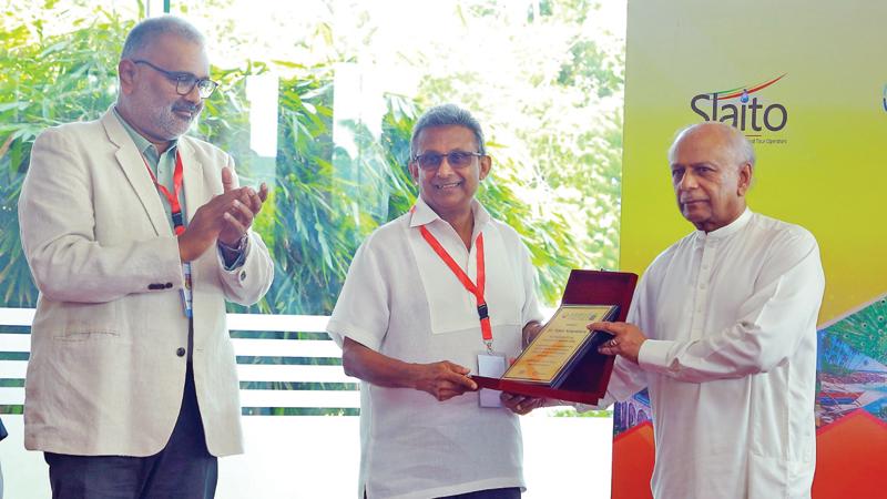 One of the key figures of starting the event, Nilmin Nanayakkara of N-Kar Travels presents a token of appreciation to Prime Minister Dinesh Gunawardene the chief guest