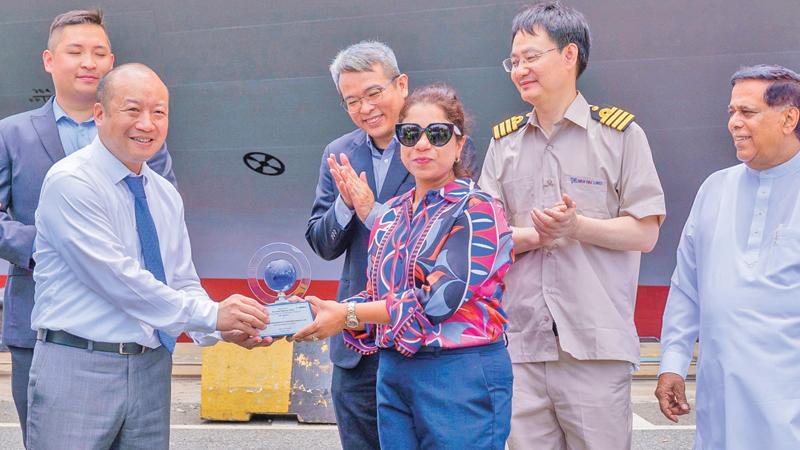 CICT CEO Jack Huang presents a memento to McLarens Group Managing Director Ms Shehara de Silva. Ports, Shipping and Aviation Minister Nimal Siripala de Silva (extreme right) and officials look on.