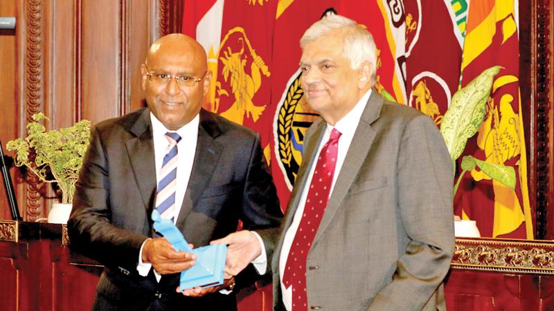 President Ranil Wickremesinghe presents the award to NDB CEO Dimantha Seneviratne