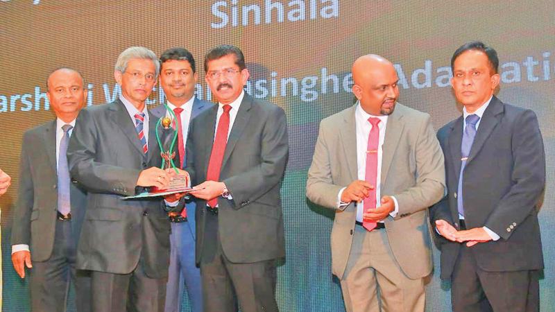 Secretary of the Environment Ministry, Dr. Anil Jasinghe presents the award to DGM Seevali Mudannayake
