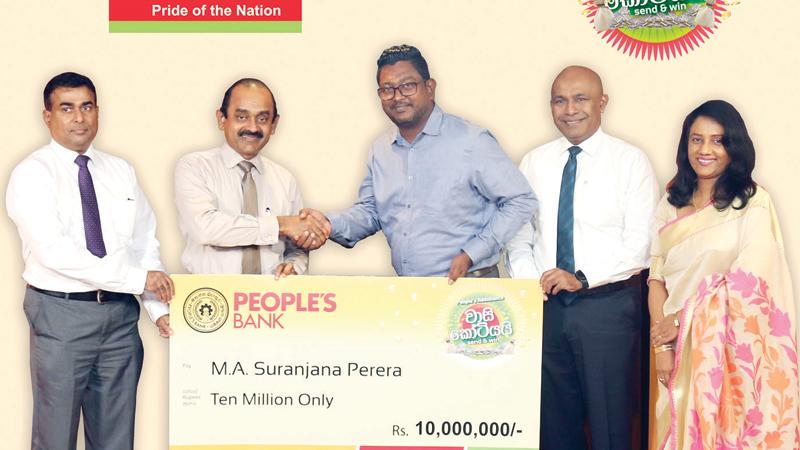 Chairman of People’s Bank, Sujeewa Rajapakse, and Acting CEO and General Manager, Clive Fonseka and Senior DGM, Overseas Customer Services, present the award  to Suranjana Perera. AGM, Overseas Customer Services, Ms. Aruni Liyanagunawardena, Head of Marketing, Nalaka Wijayawardana and Senior Manager, Overseas Customer Services, Ms. Thilini Perera were also present.