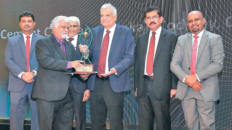 President Ranil Wickremesinghe presents the award to Consultant Director, Tokyo Cement Group, Christopher Fernando