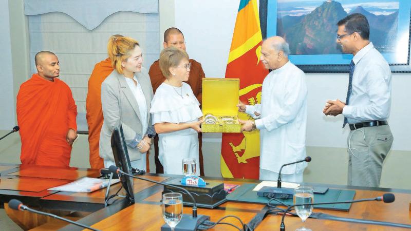 Members of the Thai Buddhist delegation calling on Prime Minister Dinesh Gunawardena at Temple Trees yesterday.