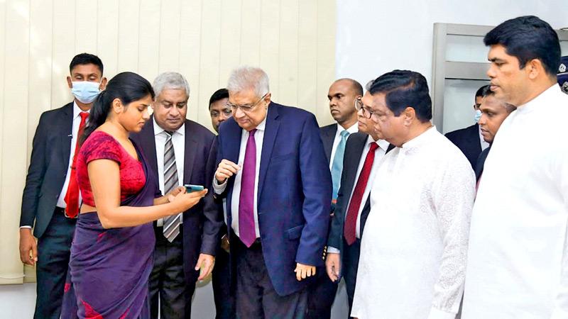 President Ranil Wickremesinghe yesterday inaugurated the new system of issuing passports online at the Homagama Divisional Secretariat. Public Security Minister Tiran Alles, Transport, Highways and Mass Media Minister Dr. Bandula Gunawardhana and State Minister of Mass Media Shantha Bandara were present.