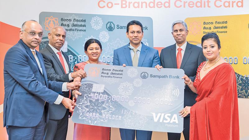 Introducing the Sampath–Siyapatha Co-Branded Platinum Credit Card. (From left): Executive Director and Group CFO, Sampath Bank, Ajantha De Vas Gunasekara, Managing Director, Siyapatha Finance, Ananda Seneviratne, Managing Director ,Designate, Sampath Bank, Mrs. Ayodhya Iddawela, Deputy Chairman, Sampath Bank and Siyapatha Finance, Rushanka Silva,Chairman, Siyapatha Finance, Sumith Cumaranatunga and customer Dr. Priya Dedigama.