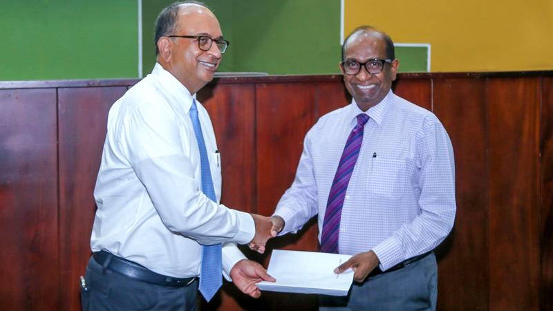 Vision Care’s Chairman Dasantha Fonseka hands over the agreementto Sohan De Silva, CEO - 1990 SuwaSeriya Foundation