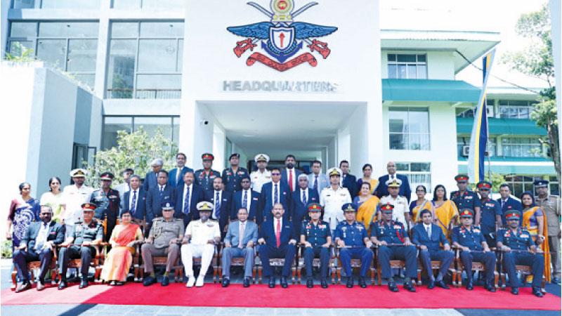 Defence Secretary Gen. Kamal Gunaratne with the staff of the Kotelawala Defence University 