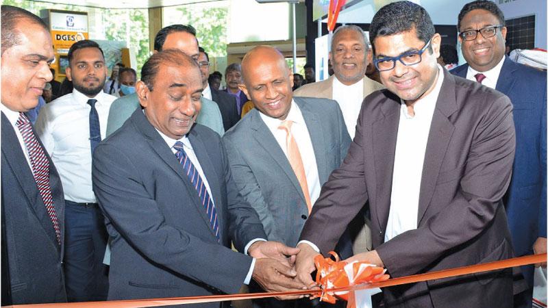 Deputy High Commissioner, Indian High Commission, Vinod Jacob and CIOB President Dr. Rohan Karunratne at the opening