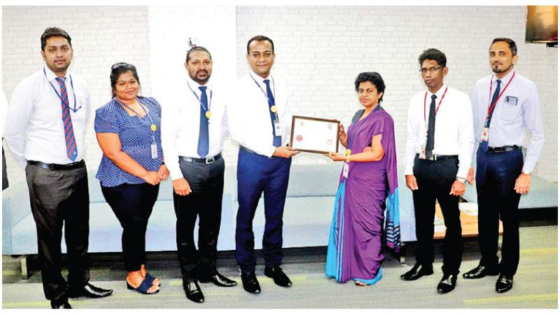 Manager, PLC Havelock branch, A.H. Krishantha receives the certificate from Chief Manager, People’s Leasing, Priyanka Wimalasena. Looking on (from left) are:  Officer in charge of Productivity Unit of Centralised Marketing Unit, Head Office, Sanath Marasinghe, Officer in charge of Productivity Unit of PLC Branches, Tarini Manaweera, Deputy Branch Manager of PLC Havelock Branch, Lalith Abeysinghe and training officers of National Productivity Secretariat Tharinda Marasinghe and Sugath Bandara Dissanayake. 