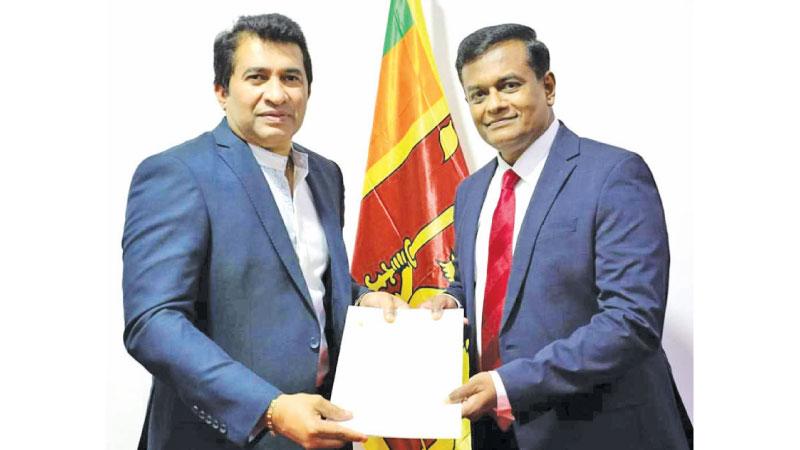 Professor Shemal Fernando (right) accepts his new appointment as the Director General of Sports from Sports Minister Roshan Ranasinghe