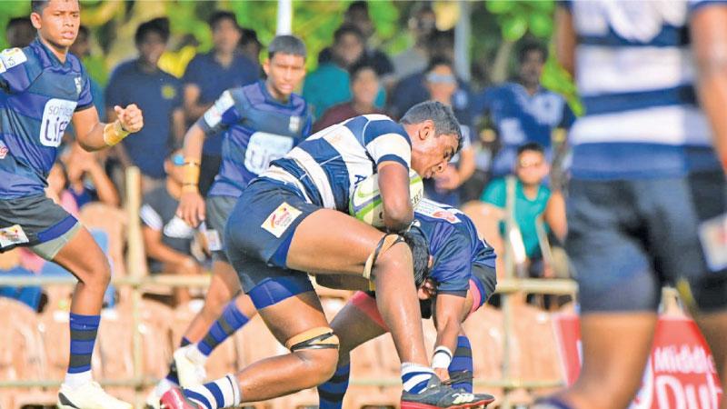 A Joes forward attempts to go through the Thomian defence