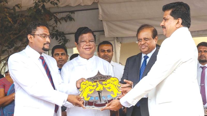 The new principal of Homagama Mahinda Rajapaksa College Sarath Bandu Gunasekara with former principal Kasun Gunarathne. Transport, Highways and Mass Media Minister Dr. Bandula Gunawardena and Education Minister Dr. Susil Premajayantha are also in the picture. 