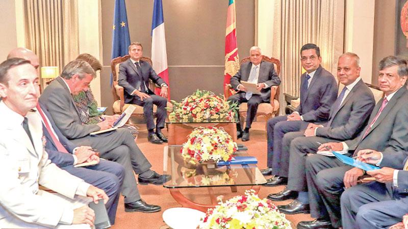 President Ranil Wickremesinghe, Cabinet Ministers and government officials with French President Emmanuel Macron and his team. Pic: Courtesy PMD
