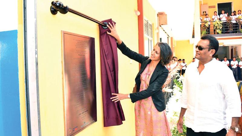 Australia’s Deputy High Commissioner to Sri Lanka Ms. Lalita Kapur unveils the plaque to mark the opening of the industrial kitchen training facility at VTA Kaduruwela, Polonnaruwa. Chairman, VTA, Air Vice Marshal (Rtd) Prasanna Ranasinghe looks on.