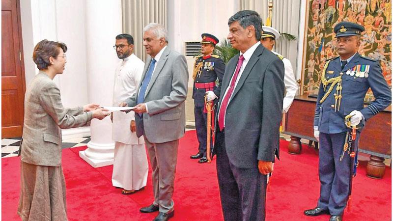 Ambassador Lee presenting credentials to President Ranil Wickremesinghe in Kandy