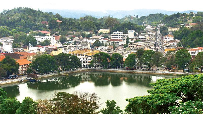 The panoramic view of the Kandy Lake and the city through view point