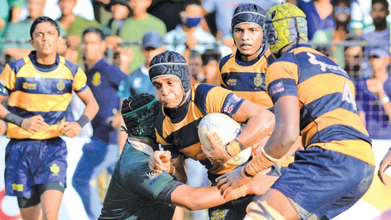 Royal College flanker Yovindu Ethugala breaks through the Isipathana College defence (Pix by Sudath Nishantha)