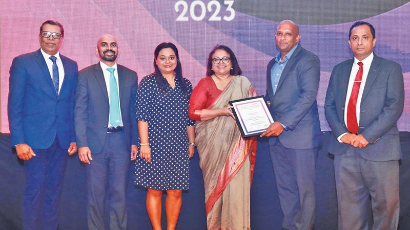 Senior officials  of SLIC receiving the award. (From left):  President, CIPM, Ken Vijaykumar,  AGM, Corporate Business and Marketing, Life, SLIC, Kasun Sameera, Assistant Manager, Employee Relations, SLIC, Ms. Lahiru Peduruhewa, Head of Marketing and Business Development, SLIC, Ms. Namalee A Silva, Tech Entrepreneur Dr. Beshan Kulapala and   Deputy General Manager,  Human Resources and Administration, SLIC, Rohitha Amarapala. 