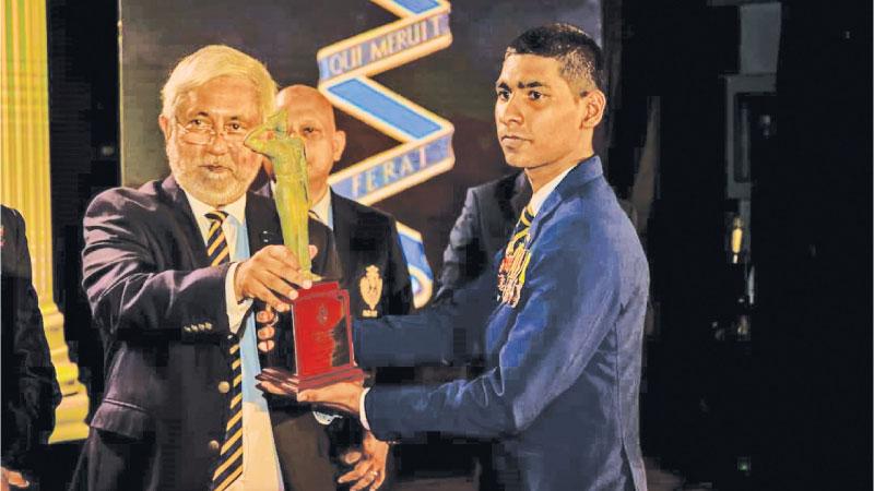 Admiral Thisara Samarasinghe presenting the Lt Col Manik Jayakumar and Brothers award donated by LT Col Manik Jayakumar to the winner sergeant SN Perera