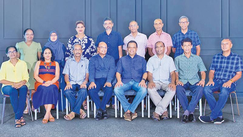 Seated: Yamuna Bodinagada Rodrigo, HNBR Secretary Sharmila Attanayake, HNBR Treasurer L. Satchithanandan, HNBR President Hiran Perera, HNB CEO and Managing Director Jonathan Alles, Jude Fernando, HNBR Vice President Saman Senaratne, and Rohan Warnakulasooriya. Standing : HNBR Asst. Secretary Yamuna Wijesekara, Ishara Ahamadeen, Anoma Liyanarachchi, Prashantha Fernando, Neville Jayawardena, Athula Kumara, and HNBR Asst. Treasurer Rajantha Mendis.