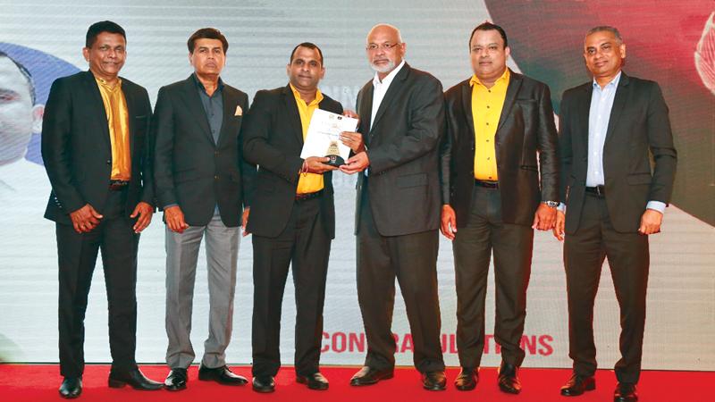 AGM, Life Sales, Metro South Zone, Thushara Sampath Jayawardena receives the award for outstanding performance in the ZSM category.