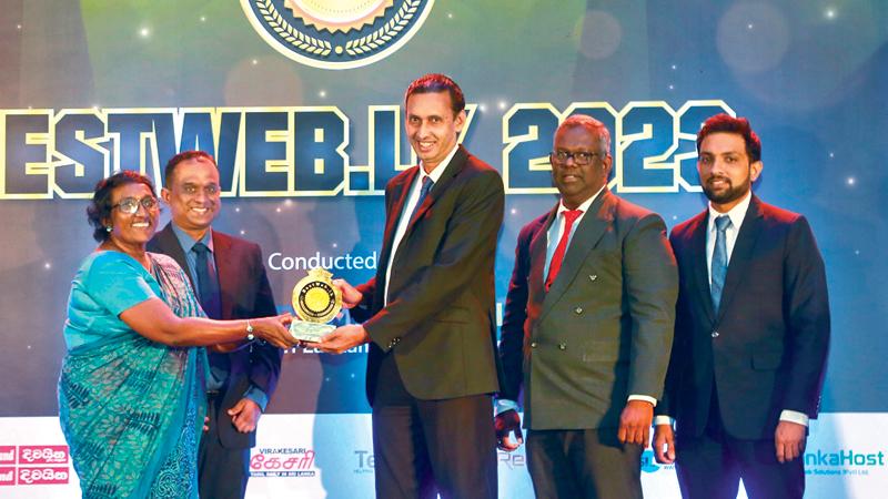 People’s Bank CIO Dhammika Dasa receives the award for the Most Popular Website in the Banking and Finance sector.  Head of Infrastructure and Operations Anura Dissanayake looks on.