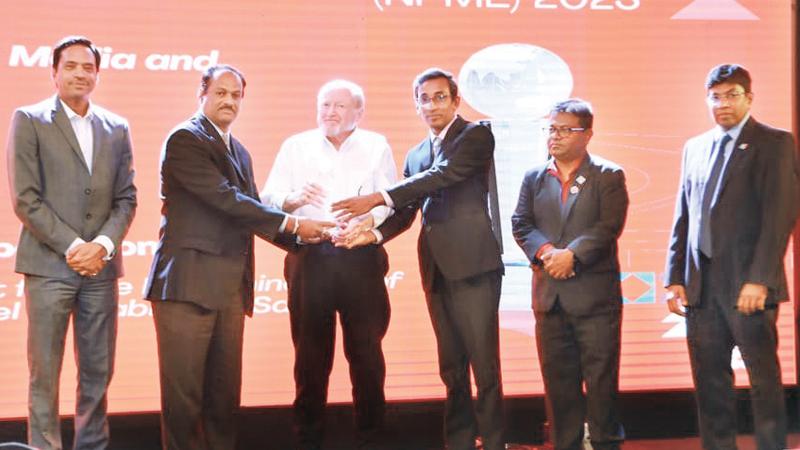 Founder, World Project Management, Lee Lambert presents the gold award to SLRC Deputy Director General (Engineering), Kapila Dasanayake (left) and Technical Administrator of SLRC’s Engineering Project Management Unit, Chamila Jayasundara.