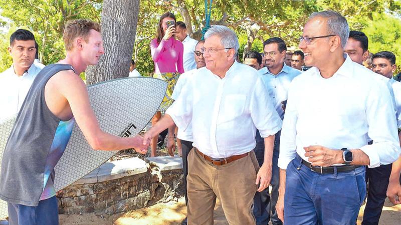 President Ranil Wickremesinghe conducted an inspection of Arugam Bay and  Peanut Farm beaches in the Ampara District yesterday morning (25). The  President assessed the areas’ shortcomings and engaged in conversations with tourists present there.