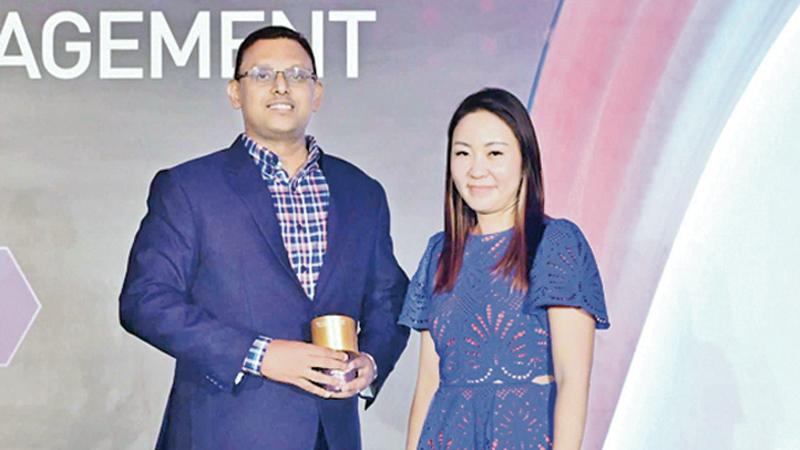 Head of Loyalty Business of Dialog Axiata, Ayomal Gunasekera receives the accolade from Director, Asia Pacific Loyalty Product Offers Lead at Mastercard, Vivian Cheong