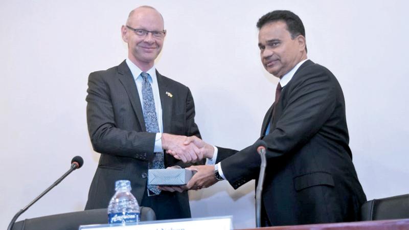 President of the National Chamber of Commerce, Deepal Nelson presents a token of appreciation to the High Commissioner of Australia in Sri Lanka, Paul Stephens who was the guest speaker.