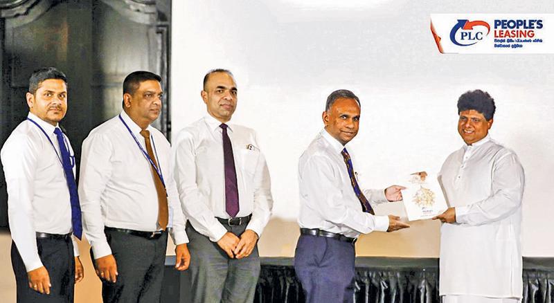 Chairman of PLC, Pradeep Amirthanayagam presents the sponsorship to the Diyawadana Nilame of Sri Dalada Maligawa, Pradeep Nilanga Dela. Looking on (from left) are: Manager,  PLC Kandy Branch, Senaka Munasinghe,  Chief Manager, Central Region, Chandike Jayaweera and AGM, Branch Net Work,  People’s Leasing, Neil Thushantha. 