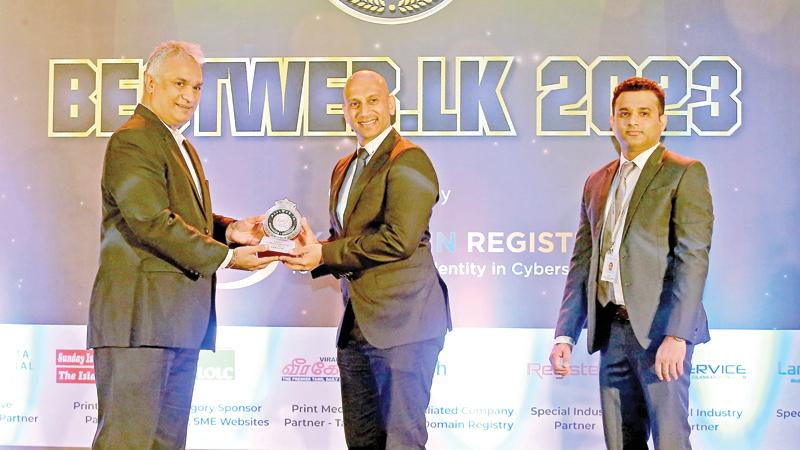 Kia Motors Managing Director Andrew Perera (centre) receives the award on behalf of the company.