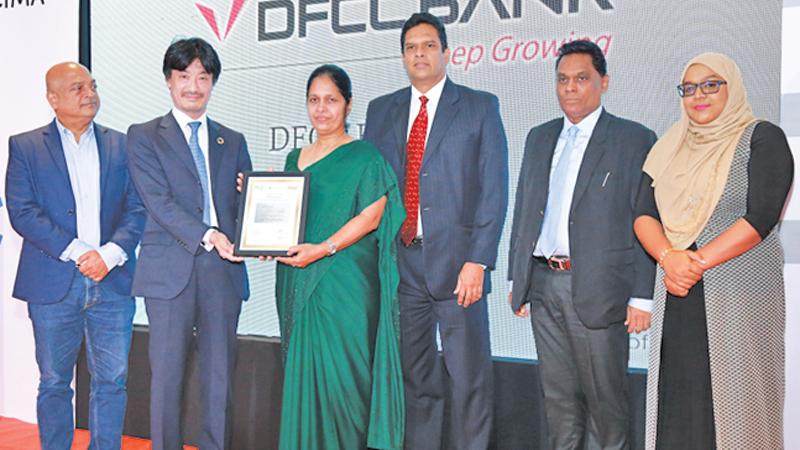 Deputy Head of Mission for Japan in Sri Lanka, Katsuki Kotaro,   presents the award to CFO, DFCC, Chinthika Amarasekara. Looking on (from left) are: Chief Editor, COO, DFCC, Asanga Uduwela, Chairman, ICC Sri Lanka, Shanil Fernando, and Country Head, AICPA, Zahara Ansary.