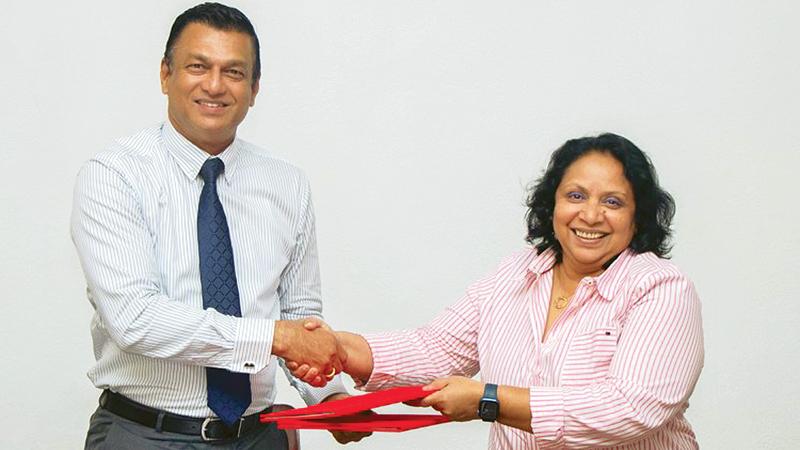 Chairman, SLRF 2023, Mahesh Wijewardene and Deputy Secretary General and Chief Operating Officer of the Ceylon Chamber of Commerce, Ms. Alikie Perera exchange the MoU. 