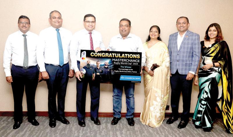 Winner S. A. F. Engelo and Mrs Engelo receive the prize from Commercial Bank Managing Director/CEO Sanath Manatunge.  The Bank’s Head of Card Centre, Nishantha De Silva, DGM, Retail Banking and Marketing, Hasrath Munasinghe, and Mastercard’s Country Manager, Sri Lanka and the Maldives, Sandun Hapugoda and Director, Sri Lanka Mrs Mahesha Amarasuriya look on.